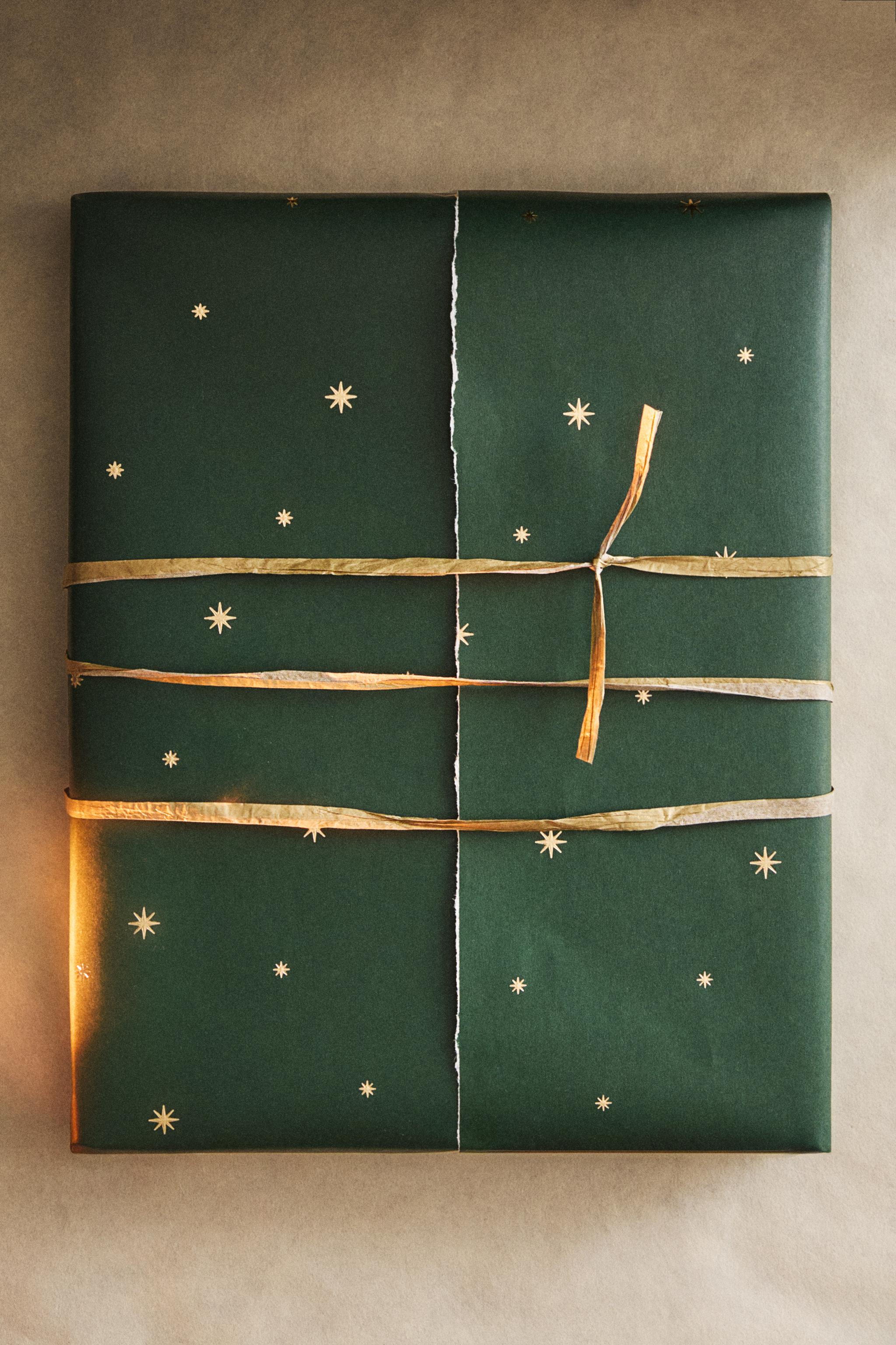 SET OF CHRISTMAS STAR GIFT WRAPPING PAPER AND RIBBON BOW
